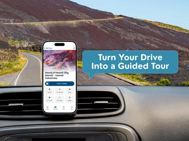 Smartphone auf dem Armaturenbrett eines Autos, das die Touren-App für den Hawaii Volcanoes National Park zeigt.