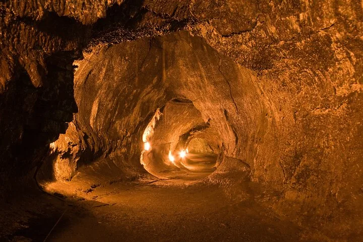 Innenansicht der beleuchteten Thurston Lava Tube auf Hawaii.