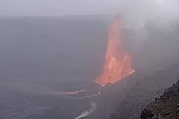 Vulkanausbruch mit einer großen Lavafontäne und einer Rauchwolke.
